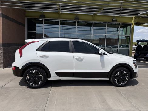 Used 2025 Kia Niro Wind FWD image 9