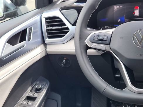 New 2025 Volkswagen Taos SE image 23