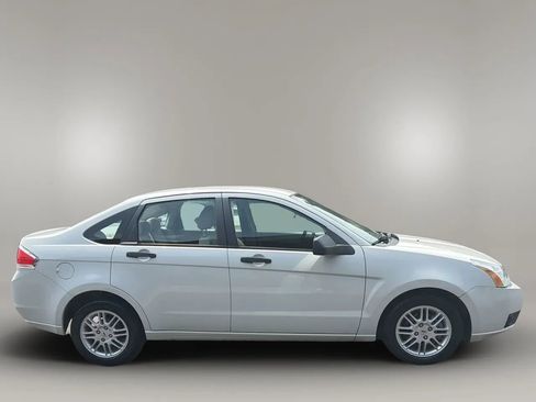 Used 2011 Ford Focus SE FWD image 4