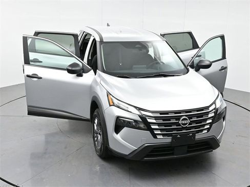 Used 2024 Nissan Rogue S image 42