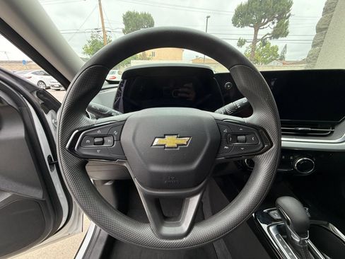 Used 2025 Chevrolet Trax LT FWD image 25