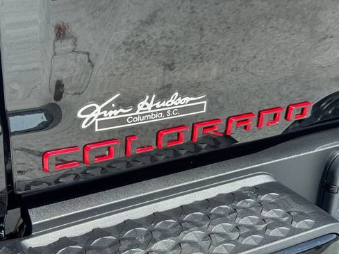 Used 2025 Chevrolet Colorado Z71 w/ Technology Package AWD/4WD image 15