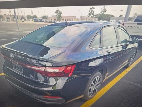 Used 2025 Volkswagen Jetta SE FWD image 4