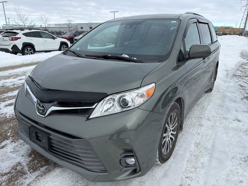 Used 2020 Toyota Sienna XLE w/ XLE Navigation Package image 1
