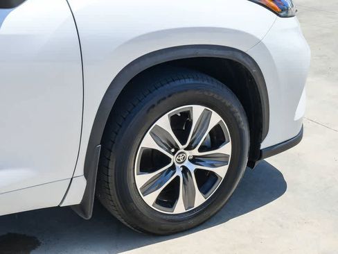 Used 2024 Toyota Highlander XLE FWD image 11