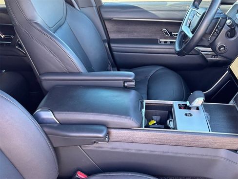 Used 2025 Land Rover Range Rover SE image 10