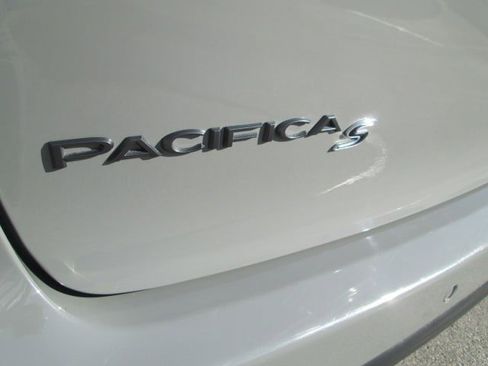 Used 2021 Chrysler Pacifica Touring-L w/ Uconnect Theater Family Group image 7