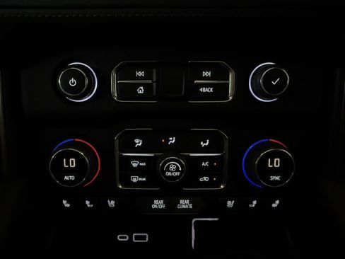 Used 2021 Chevrolet Suburban High Country AWD/4WD image 41