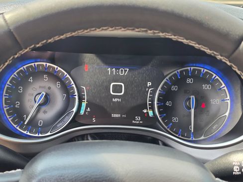 Used 2023 Chrysler Pacifica Touring-L AWD/4WD image 19