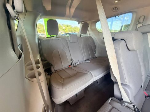 Used 2017 Chrysler Pacifica Touring FWD image 17