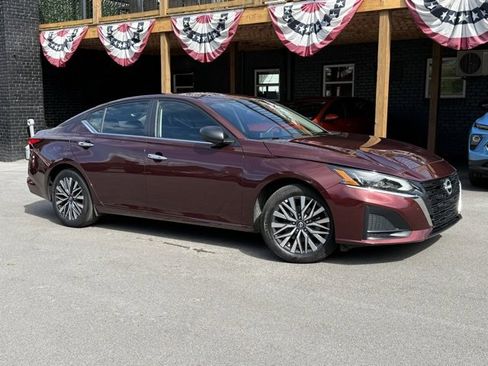 Used 2024 Nissan Altima 2.5 SV image 2