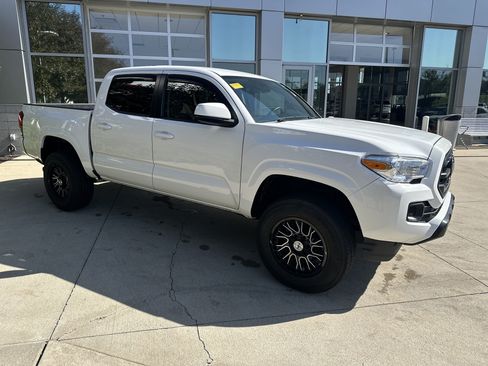 Used 2018 Toyota Tacoma SR w/ SR Convenience Package AWD/4WD image 2