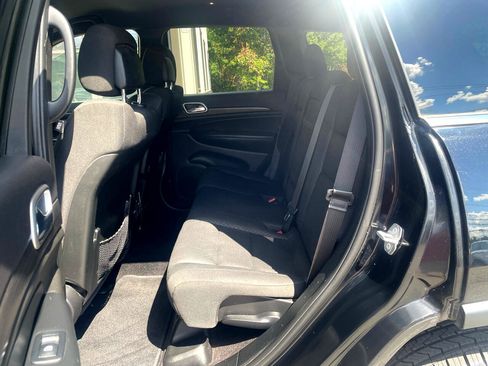 Used 2018 Jeep Grand Cherokee Laredo image 9