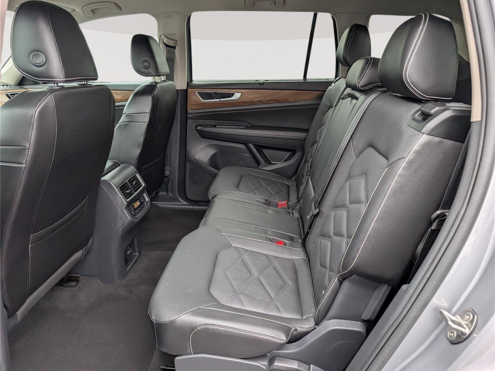 Used 2024 Volkswagen Atlas SE AWD/4WD image 17