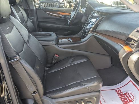 Used 2018 Cadillac Escalade ESV Luxury image 32
