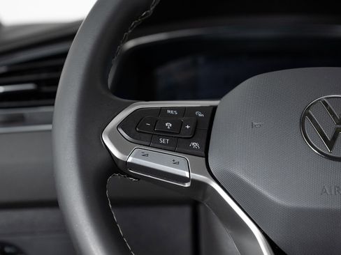 Used 2023 Volkswagen Tiguan SE image 31