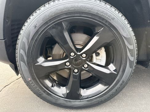 Used 2023 Jeep Grand Cherokee L Limited w/ Luxury Tech Group II image 9