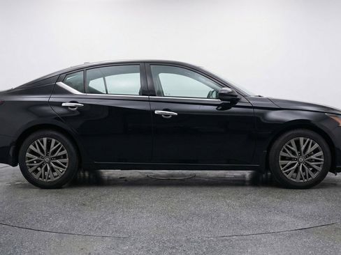Used 2025 Nissan Altima 2.5 SV image 11