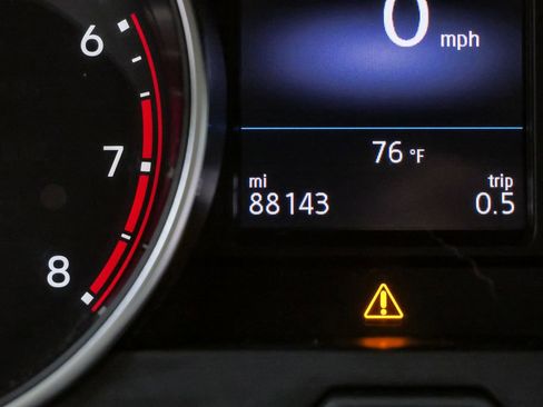 Used 2018 Volkswagen Tiguan SEL FWD image 24