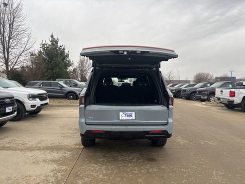 New 2025 Lincoln Navigator Reserve w/ Jet Appearance Package AWD/4WD image 7