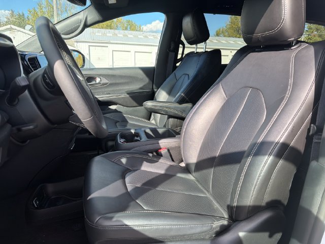 Used 2026 Chrysler Pacifica Select FWD image 11