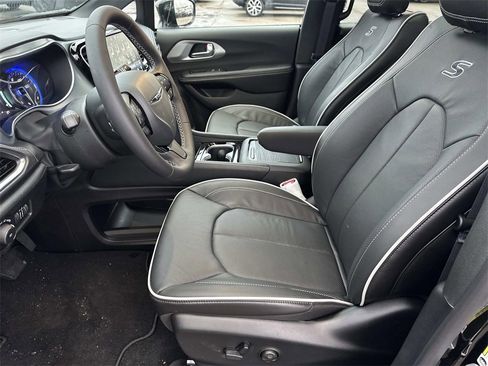 New 2026 Chrysler Pacifica Limited w/ S Appearance Package image 14