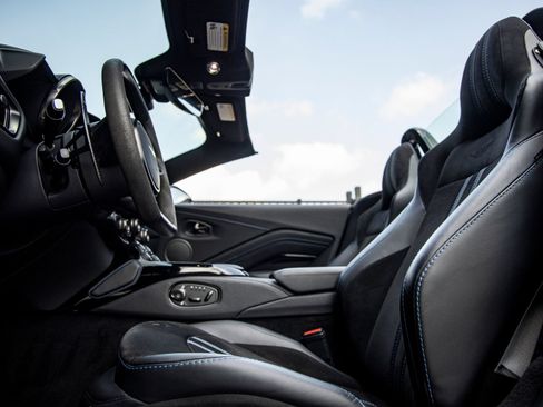 Used 2022 Aston Martin V8 Vantage Roadster RWD image 25