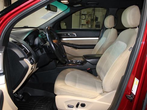 Used 2016 Ford Explorer XLT w/ Equipment Group 201A FWD image 9
