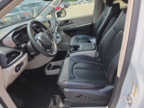 Used 2023 Chrysler Pacifica Touring-L FWD image 5
