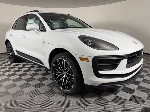 Certified 2025 Porsche Macan image 9