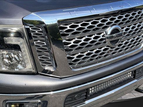 Used 2016 Nissan Titan SL AWD/4WD image 29
