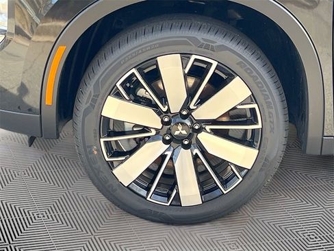 New 2025 Mitsubishi Outlander SE image 30