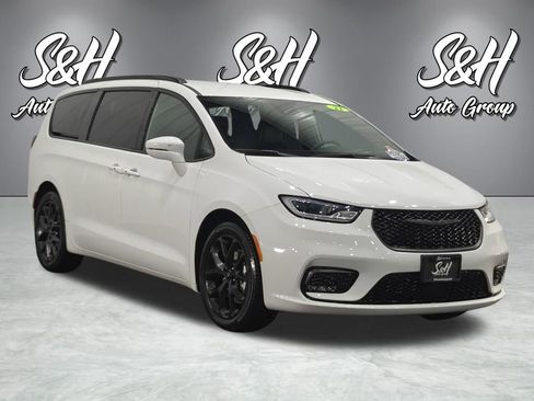 Used 2022 Chrysler Pacifica Touring-L w/ S Appearance Package image 2