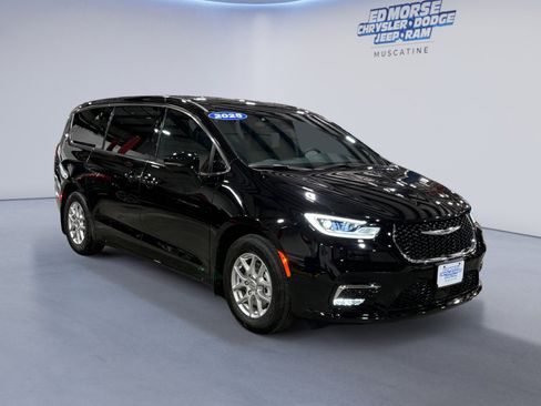 New 2025 Chrysler Pacifica Select w/ Uconnect Theater Family Group image 7