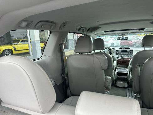 Used 2014 Toyota Sienna XLE image 10