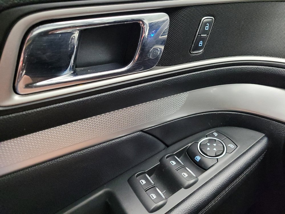 Used 2017 Ford Explorer XLT w/ Equipment Group 202A AWD/4WD image 27