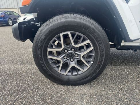 Used 2025 Jeep Wrangler Sahara image 29