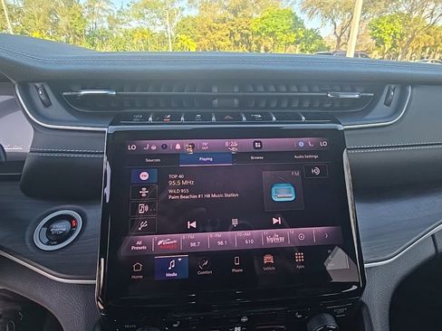 Used 2024 Jeep Grand Cherokee Limited w/ Black Appearance Package image 18