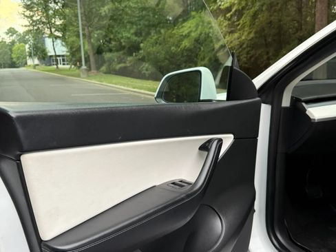 Used 2022 Tesla Model Y Long Range AWD/4WD image 37