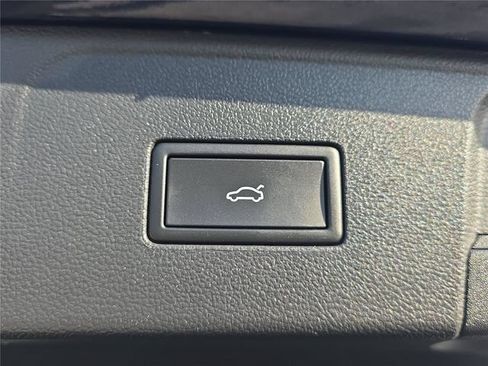 Used 2025 Volkswagen Atlas SE FWD image 24