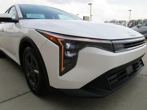Used 2025 Kia K4 LX image 40