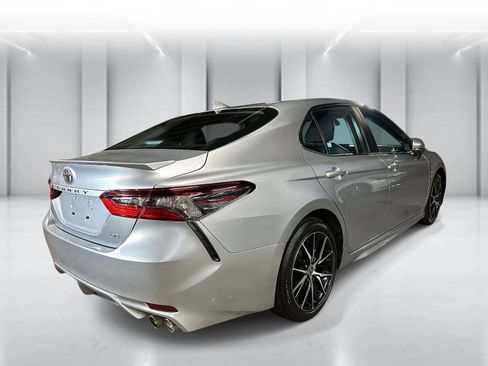 Used 2023 Toyota Camry SE image 4