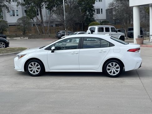 Used 2024 Toyota Corolla LE image 3