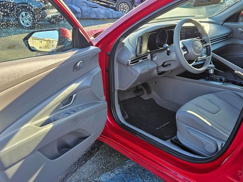 Used 2023 Hyundai Elantra SE image 17
