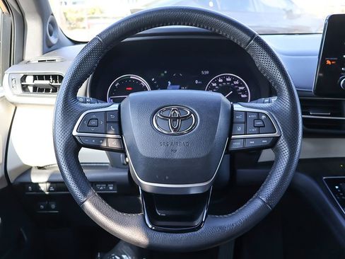 Used 2023 Toyota Sienna Limited FWD image 43