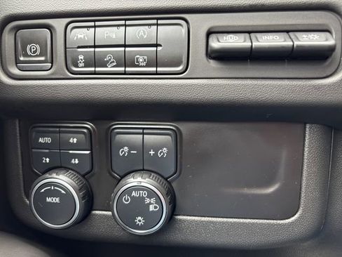 Used 2023 Chevrolet Suburban High Country w/ Premium Package 2 image 19