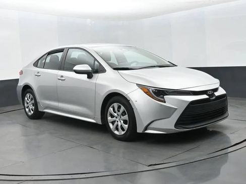 Used 2023 Toyota Corolla LE FWD image 2