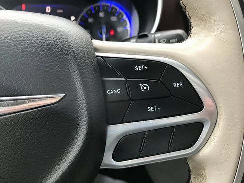 Used 2020 Chrysler Pacifica Limited image 10