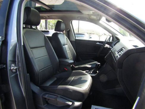 Used 2021 Volkswagen Tiguan SEL AWD/4WD image 23