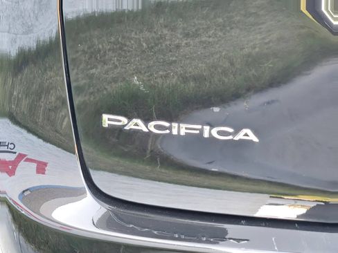 Used 2023 Chrysler Pacifica Touring-L FWD image 30